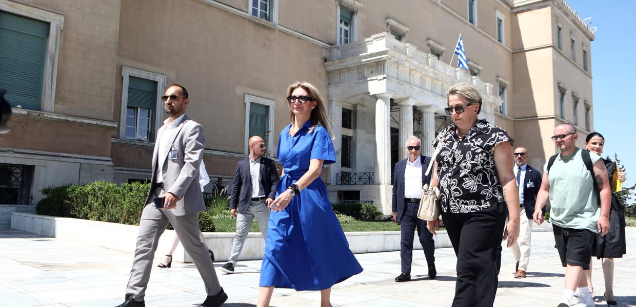 Η Καρυστιανού κατέθεσε 1,3 εκ. υπογραφές για την ασυλία των βουλευτών 